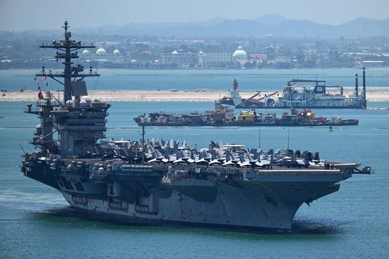 Portaviones USS Abraham Lincoln parte de Tailandia tras cinco días de descanso para su tripulación