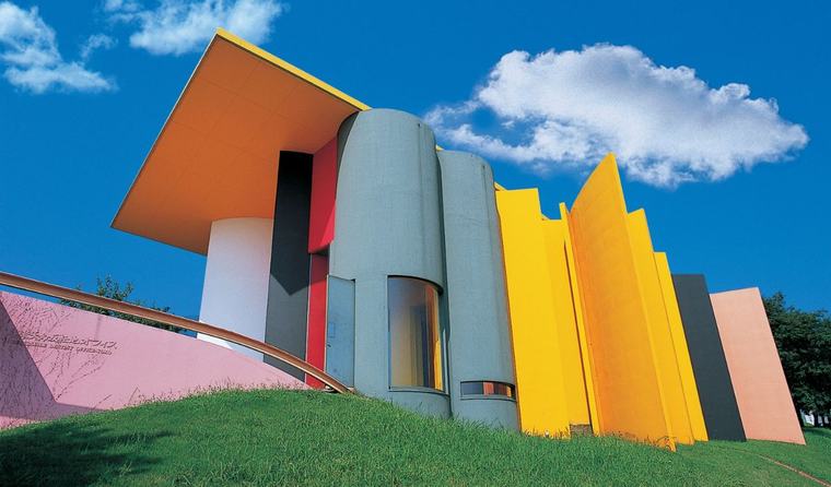 Los 8 edificios más coloridos del mundo que sorprenden por su arquitectura y convierten ciudades enteras en auténticas obras de arte