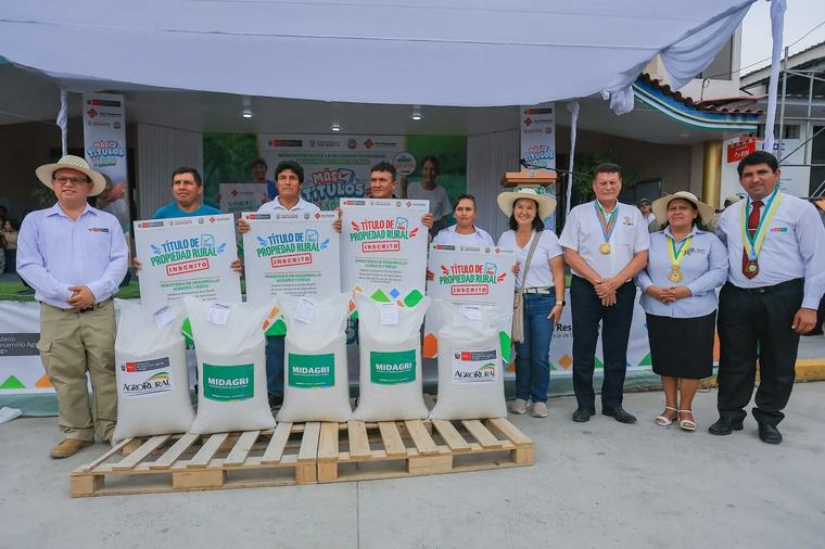 Presidenta Fujimori entrega contratos de compra de arroz y títulos rurales en la región San Martín